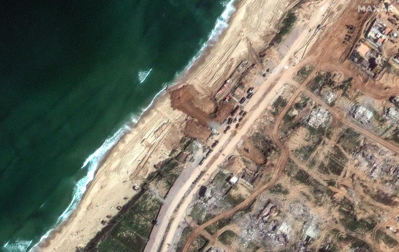 Construction d'une jetée artificielle à Gaza pour faciliter l'acheminement de l'aide humanitaire a appareillé depuis Chypre. [KEYSTONE - MAXAR TECHNOLOGIES HANDOUT]