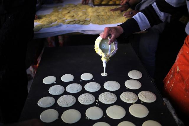 Préparation du "Qatayef", une patisserie palestinienne populaire du Ramadan. [AFP - -]