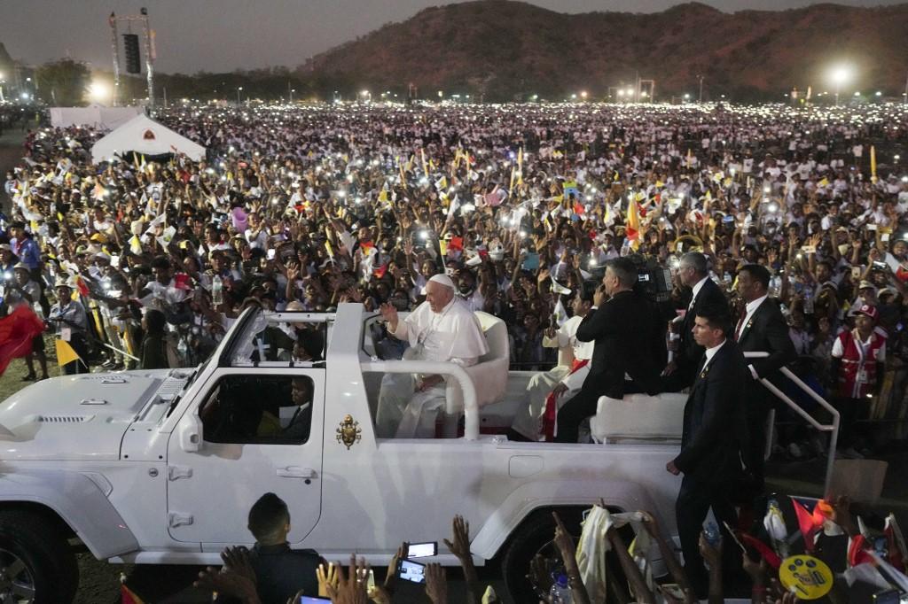 Une foule se masse autour de la Papamobile alors que le pape François quitte l'esplanade à Dili, au Timor oriental, après la messe. [AFP - DITA ALANGKARA]