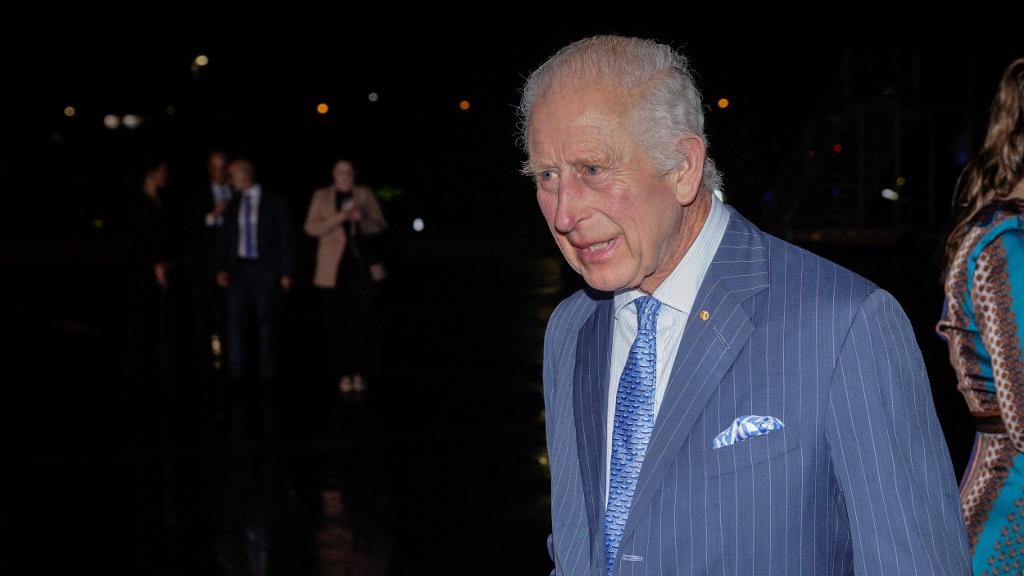 Le roi Charles III arrive à l'aéroport international de Sydney le 18 octobre 2024 pour une visite avec la reine Camilla. [AFP - BROOK MITCHELL]