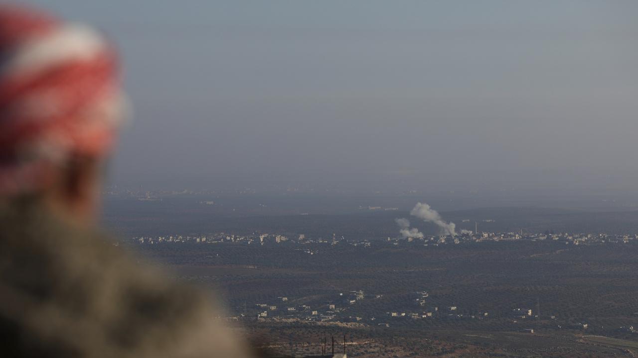 De la fumée s'élève au milieu des combats entre les factions de l'opposition et les troupes du gouvernement syrien à Majdaliya, dans la campagne d'Idlib, en Syrie, le jeudi 28 novembre 2024. [AP/KEYSTONE - GHAITH ALSAYED]