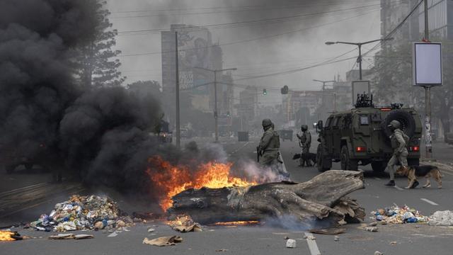 D'après l'ONG mozambicaine Centre pour la démocratie et les droits humains (CDD), cinq personnes "ont été tuées sous les balles de la police" à Maputo jeudi. [AFP - ALFREDO ZUNIGA]