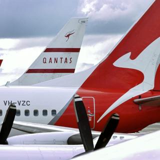 Une photo montre la partie arrière d'un Boeing 737-800 de la compagnie Qantas. [AFP - William WEST]