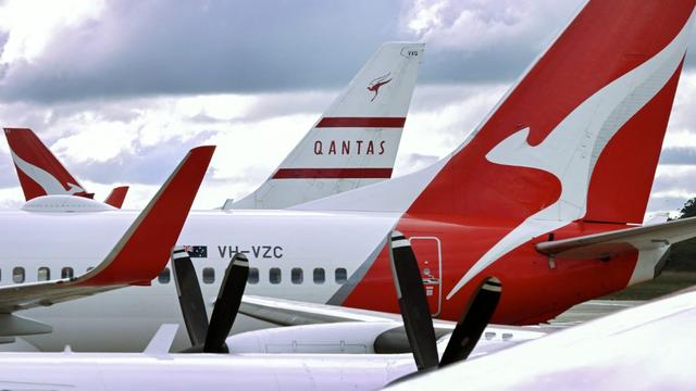 Une photo montre la partie arrière d'un Boeing 737-800 de la compagnie Qantas. [AFP - William WEST]