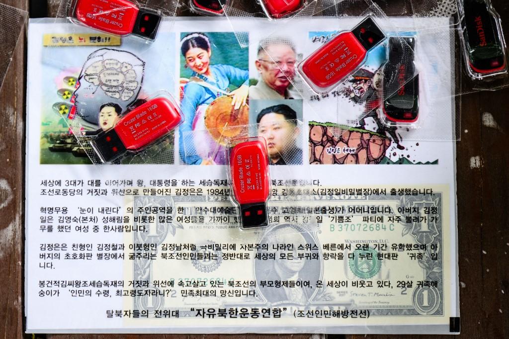 Les ballons envoyés au Nord sont par exemple remplis de tracts dénonçant le régime de Pyongyang, de billets en dollars ou encore de clés USB contenant de la musique K-pop du Sud. [AFP - ANTHONY WALLACE]