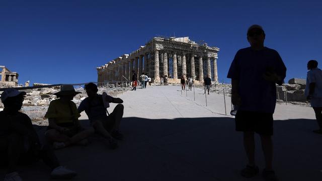 Ce jeudi en Grèce, l'Acropole d'Athènes va fermer au public aux heures les plus chaudes de la journée pour le deuxième jour de suite. [Anadolu via AFP - COSTAS BALTAS]