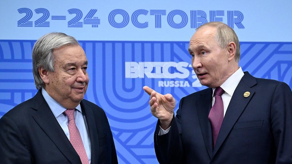 Le président russe Vladimir Poutine (à droite) et le secrétaire général de l'Organisation des Nations unies (ONU), Antonio Guterres, lors de leur rencontre bilatérale en marge du sommet des BRICS à Kazan, le 24 octobre 2024. [AFP - Alexander NEMENOV / POOL]