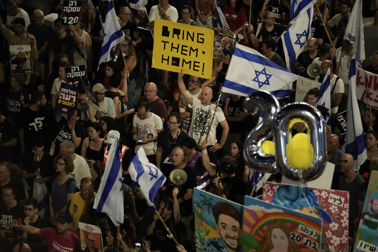 A Tel-Aviv, des dizaines de milliers de manifestants réclament des élections anticipées et le retour des otages israéliens. Les organisateurs ont estimé à plus de 150'000 le nombre de personnes dans la rue samedi. [KEYSTONE - LEO CORREA]