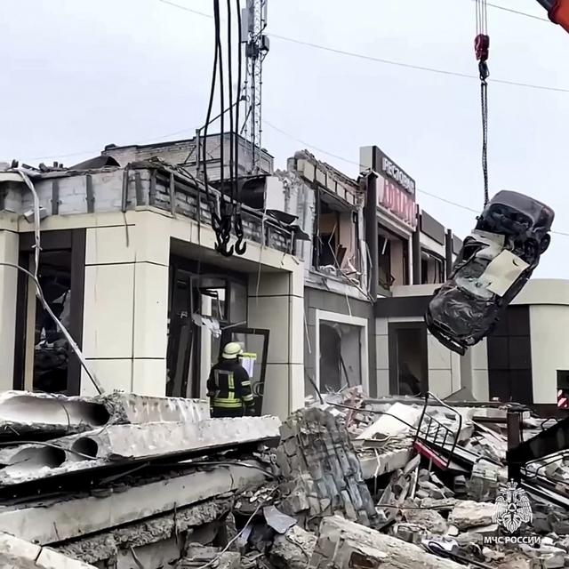 Des secouristes sur les lieux d'un bombardement dans la ville occupée de Lyssytchansk, le 3 février. [AFP - Russian Emergencies Ministry]