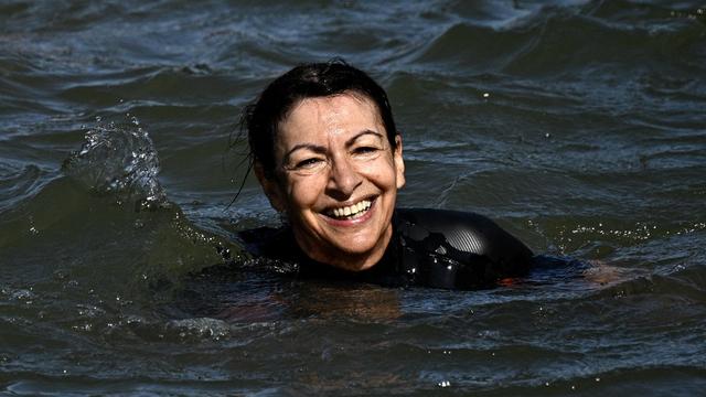 La maire de Paris Anne Hidalgo se baigne dans la Seine, un acte symbolique à neuf jours des JO qui prévoient des épreuves dans le fleuve. [AFP - JULIEN DE ROSA]