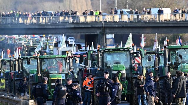 Les agriculteurs français ont continué leurs blocages d'autoroutes mercredi. [Anadolu via AFP - MUSTAFA YALCIN]