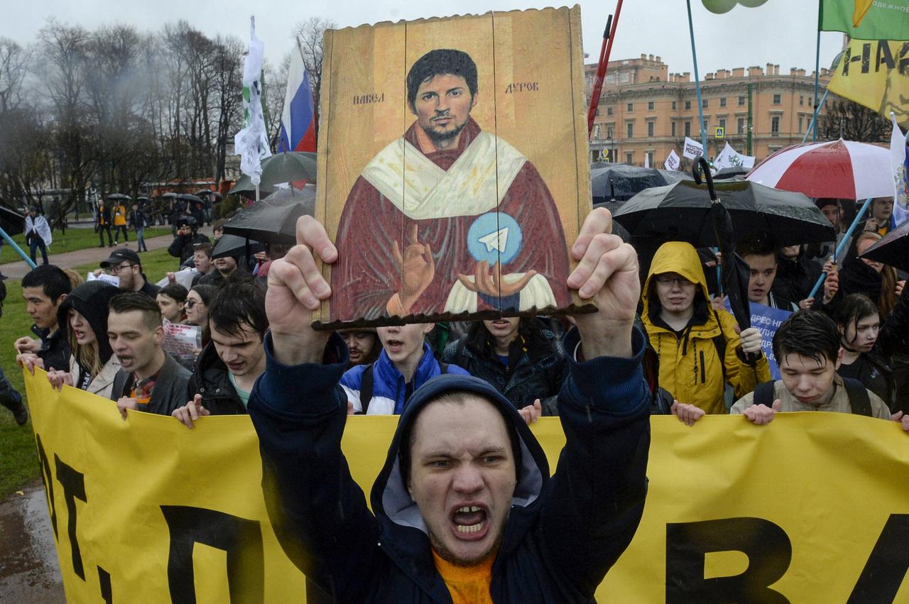 Un manifestant brandit une icône stylisée représentant le fondateur de Telegram Pavel Dourov lors d'une manifestation à Saint-Pétersbourg le 1er mai 2018 contre le blocage de l'application en Russie. [AFP - OLGA MALTSEVA]