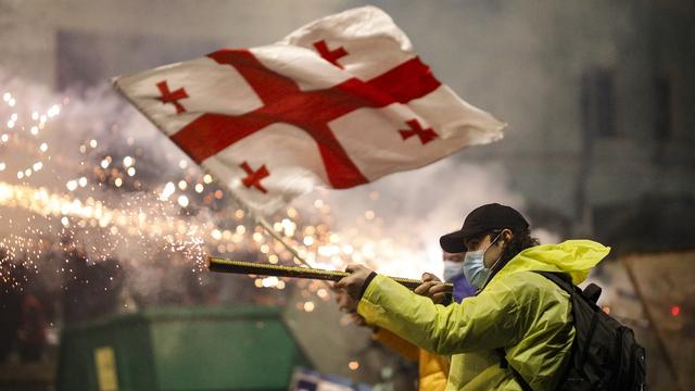 Pour la troisième soirée consécutive, des affrontements ont eu lieu dans la nuit du samedi 30 novembre au dimanche 1er décembre à Tbilissi, devant le Parlement géorgien, entre la police et les manifestants pro-européens. [KEYSTONE - EPA/DAVID MDZINARISHVILI]