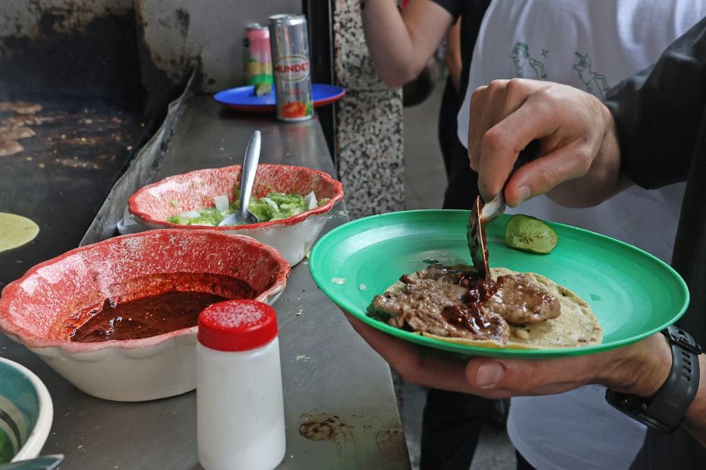 Au Mexique, une modeste taqueria de quartier a reçu une étoile du célèbre guide Michelin. Situé dans le quartier central et traditionnel de San Rafael à Mexico, El Califa de Leon opère depuis plus de 50 ans. [AFP - SILVANA FLORES]