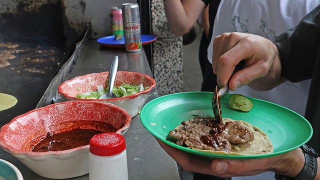 Au Mexique, une modeste taqueria de quartier a reçu une étoile du célèbre guide Michelin. Situé dans le quartier central et traditionnel de San Rafael à Mexico, El Califa de Leon opère depuis plus de 50 ans. [AFP - SILVANA FLORES]