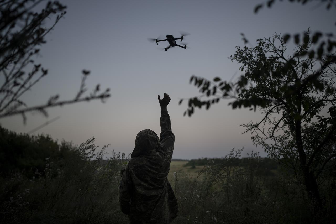 Un pilote de drone ukrainien récupère son engin de reconnaissance dans la région de Louhansk, dans l'est de l'Ukraine, le 19 août 2023. [KEYSTONE - BRAM JANSSEN]