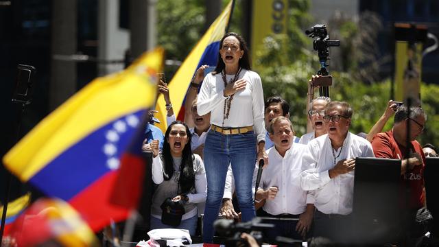 La cheffe de l'opposition vénézuélienne Maria Corina Machado chante l'hymne de son pays lors d'un rassemblement à Caracas le 28 août 2024. [AFP - PEDRO RANCES MATTEY]