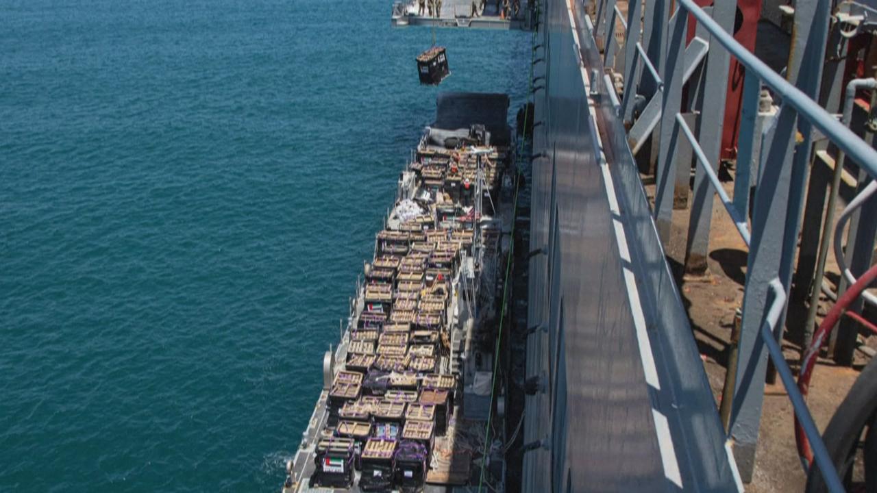 Cette photo prise le 14 mai 2024 montre de l'aide humanitaire soulevée par une grue depuis un ponton de la marine au port israélien d'Ashdod. [US Central Command (Centcom)]