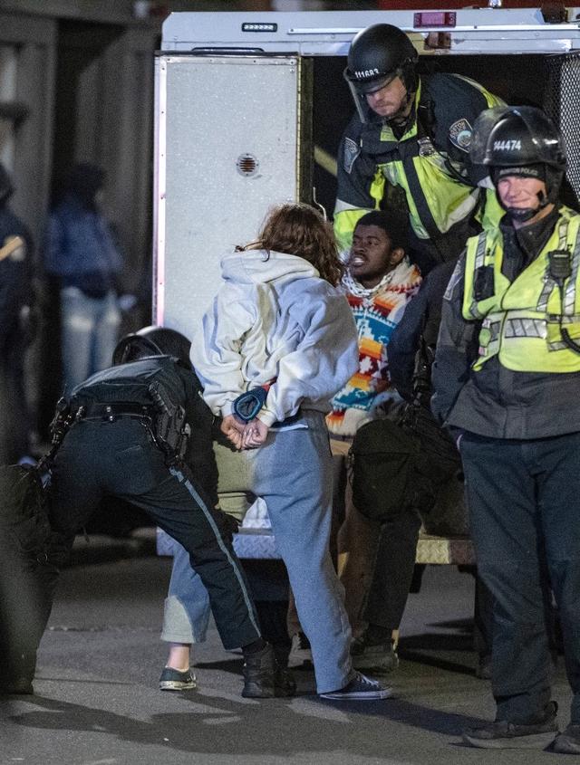 La police arrête des manifestants pro-palestiniens à l'Emerson College, Boston, le 25 avril 2024. [AFP - JOSEPH PREZIOSO]