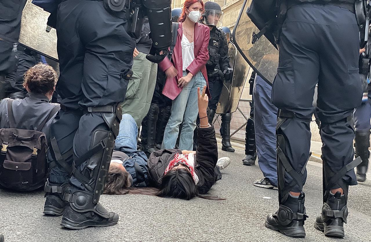 En France, les forces de l'ordre sont de nouveau intervenues mardi dans l'université de la Sorbonne et devant Sciences Po Paris pour mettre fin à des rassemblements. [Anadolu via AFP - ESRA TASKIN]