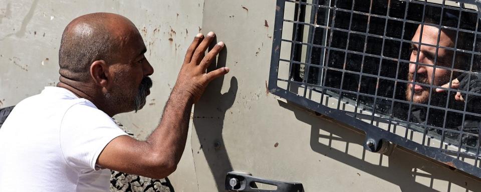 Un homme parle à un soldat israélien alors qu'une opération militaire est menée à Jénine, au nord de la Cisjordanie, le 25 septembre 2024. [AFP - Zain JAAFAR]