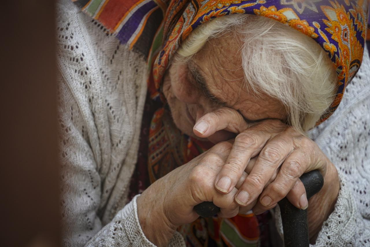 Une femme évacuée attend de recevoir l'aide humanitaire dans le centre-ville de Koursk, en Russie, le 19 août 2024. [KEYSTONE - STRINGER]