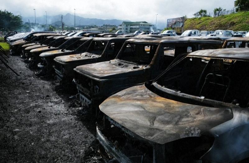 Mardi, les rues de Nouméa, en Nouvelle-Calédonie, étaient parsemées de carcasses de voitures incendiées et débris fumants de pneus. [AFP]