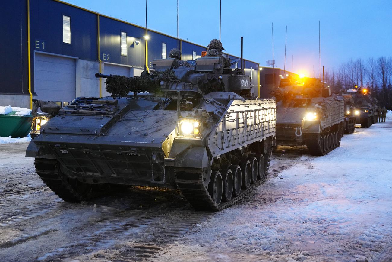 Des tanks militaires britanniques dans un camp en Estonie. [Keystone - Pavel Golovkin]