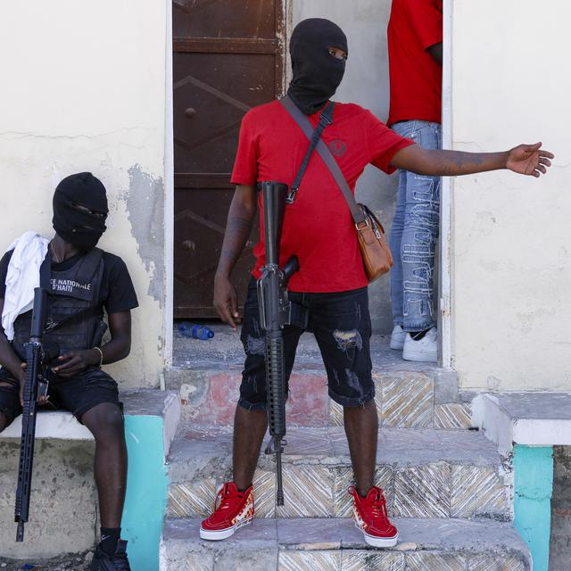 Les gangs sèment chaos et désolation en Haïti (image d'illustration). Sur la photo, des membres masqués du gang « G9 et alliés » qui montent la garde à Port-au-Prince, en Haïti, mardi 5 mars 2024. [AP Photo - Odelyn Joseph]