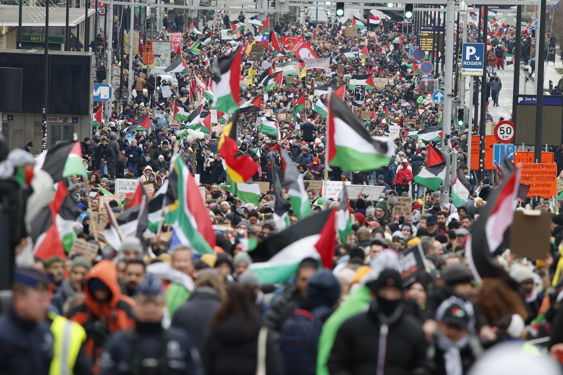 Quelque 9000 personnes ont manifesté dimanche à Bruxelles pour demander au gouvernement d'agir face au "génocide en cours à Gaza". [AFP - Nicolas Maeterlinck]