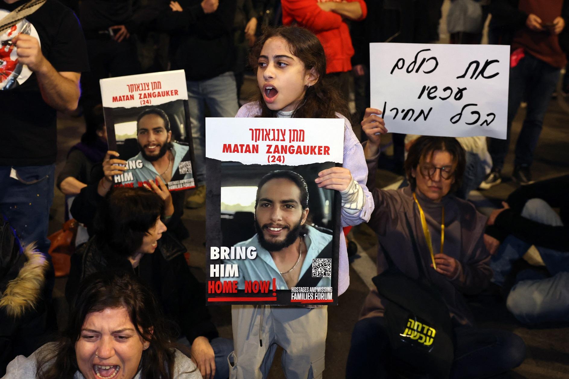 A Tel Aviv, des milliers d'Israéliens manifestent pour le retour des otages détenus dans la bande de Gaza et des élections anticipées, le 20 janvier. [AFP - Ahmad Gharabli]