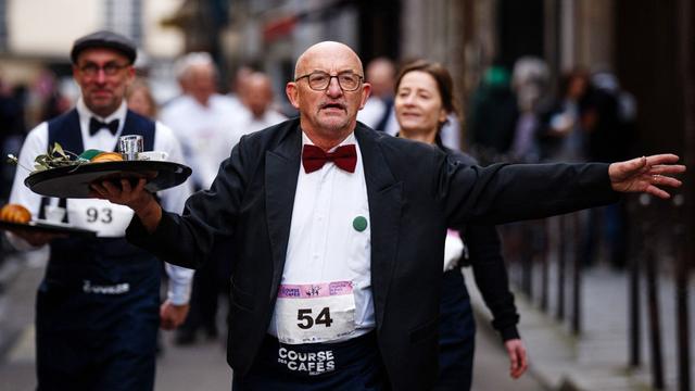 André Duval, 75 ans, un spécialiste de la course des garçons de café, a participé ce dimanche à la compétition à Paris. [AFP - DIMITAR DILKOFF]