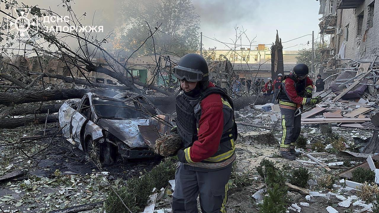 Une photographie diffusée par les services d'urgence ukrainiens montre des secouristes déblayant les débris à la suite d'une attaque russe sur la ville de Zaporijjia, le 29 septembre 2024. [KEYSTONE - Ukrainian Emergency Service]