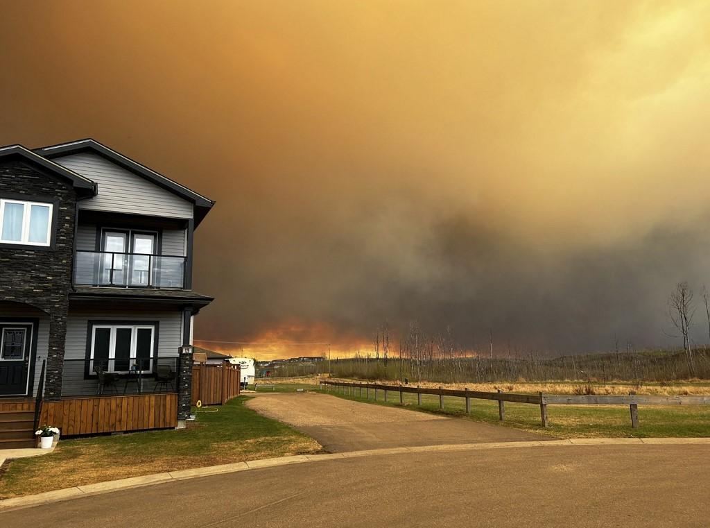 Une dizaine de feux sont encore actifs dans la région de Fort McMurray (Alberta), plaque tournante de l'exploitation des sables bitumineux, comme ici un incendie le 14 mai 2024. [AFP - KOSAR]