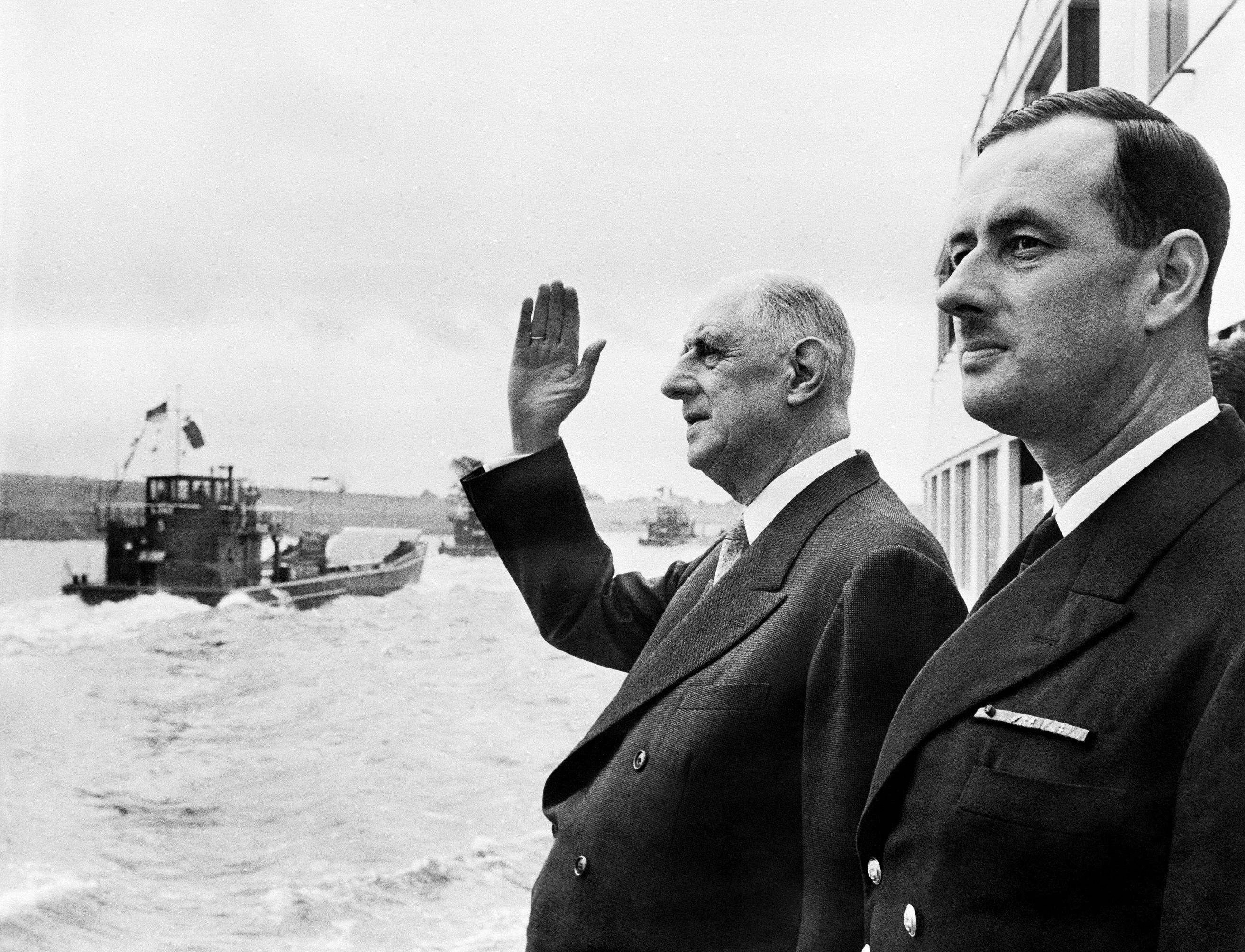 En 1962, l'amiral Philippe de Gaulle (droite) se tient à côté de son père, le général de Gaulle (centre), à bord d'un bateau sur le Rhin entre Düsseldorf et Duisbourg. [AFP]