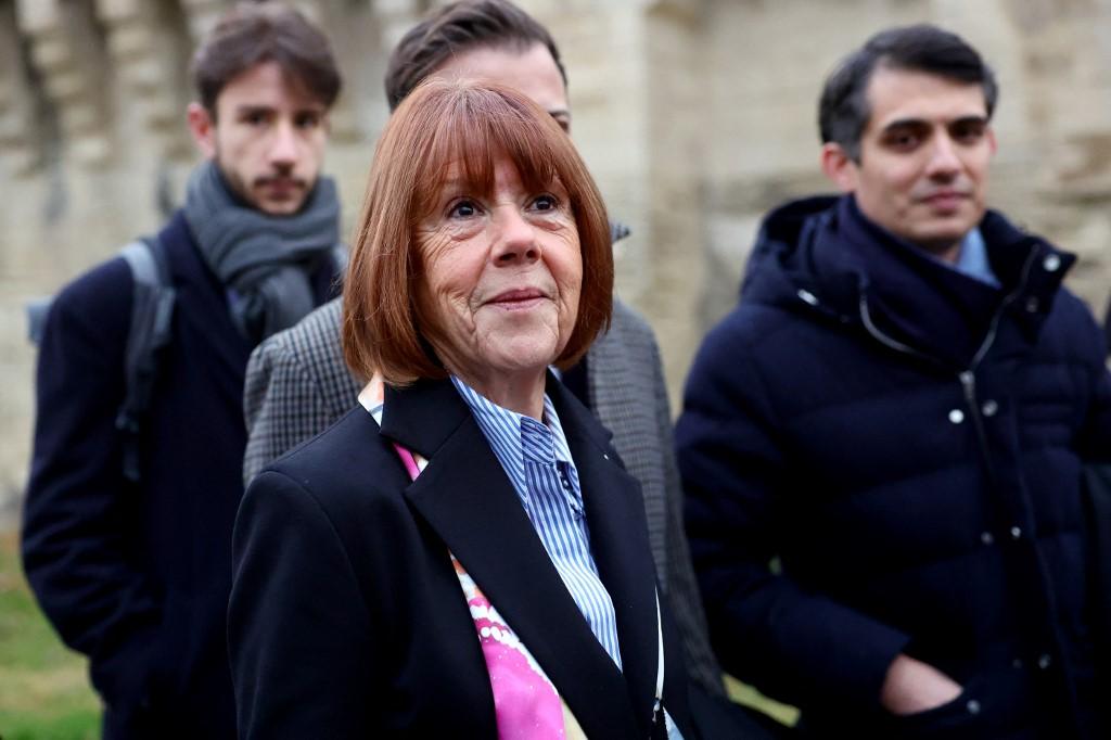 Gisèle Pelicot est arrivée souriante un peu après 9h, ce jeudi 19 décembre, accompagnée de ses deux avocats.   [AFP - CLEMENT MAHOUDEAU]