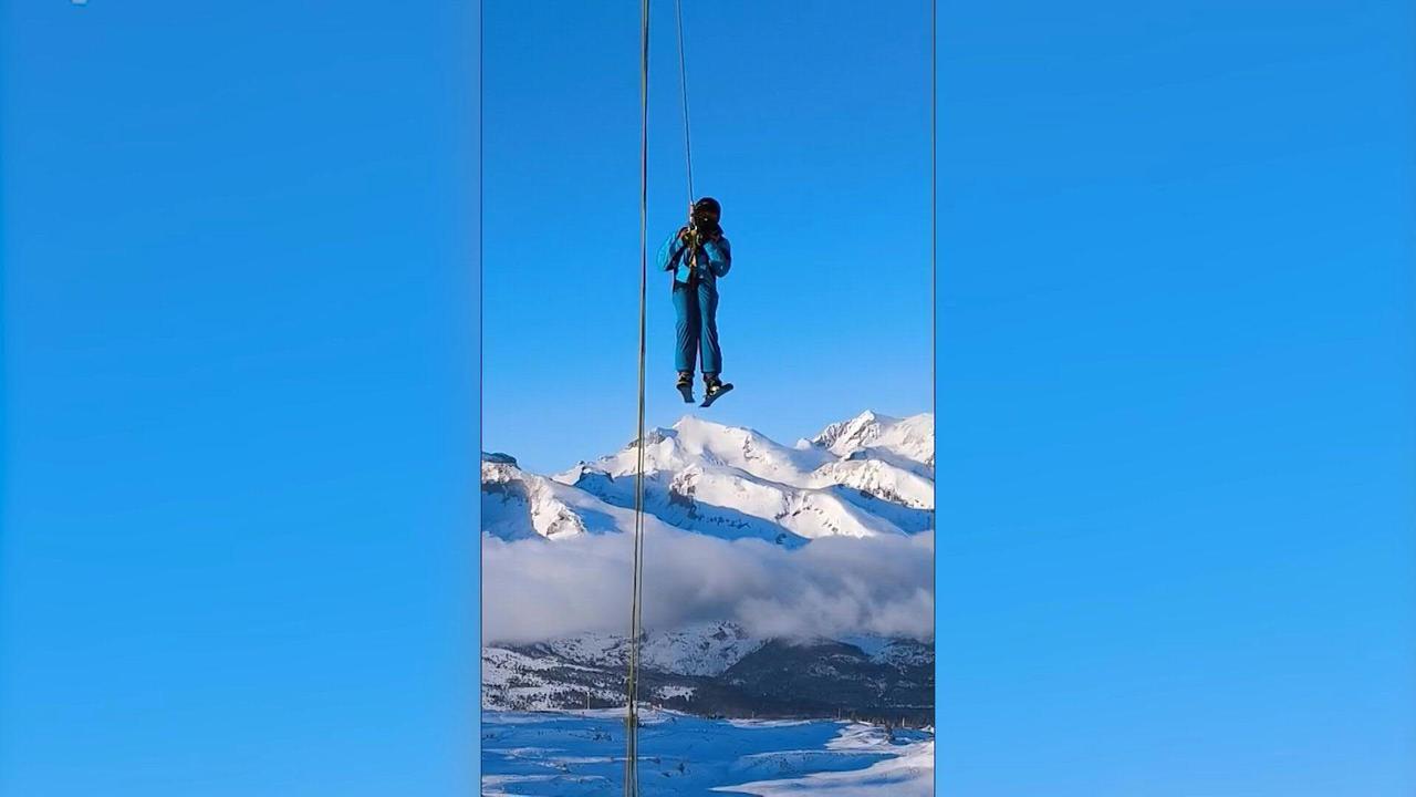 La plupart des skieurs et skieuses ont pu être évacués "avec des cordes" et certains ont été hélitreuillés. [AFP/Capture d'écran - Marjorie Palazzolo]