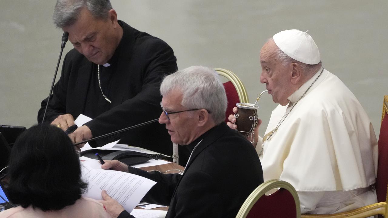 Le pape François boit dans une calebasse de maté alors qu'il assiste à une session de la 16e Assemblée générale du Synode des évêques dans la salle Paul VI au Vatican, vendredi 4 octobre 2024. [KEYSTONE - GREGORIO BORGIA]