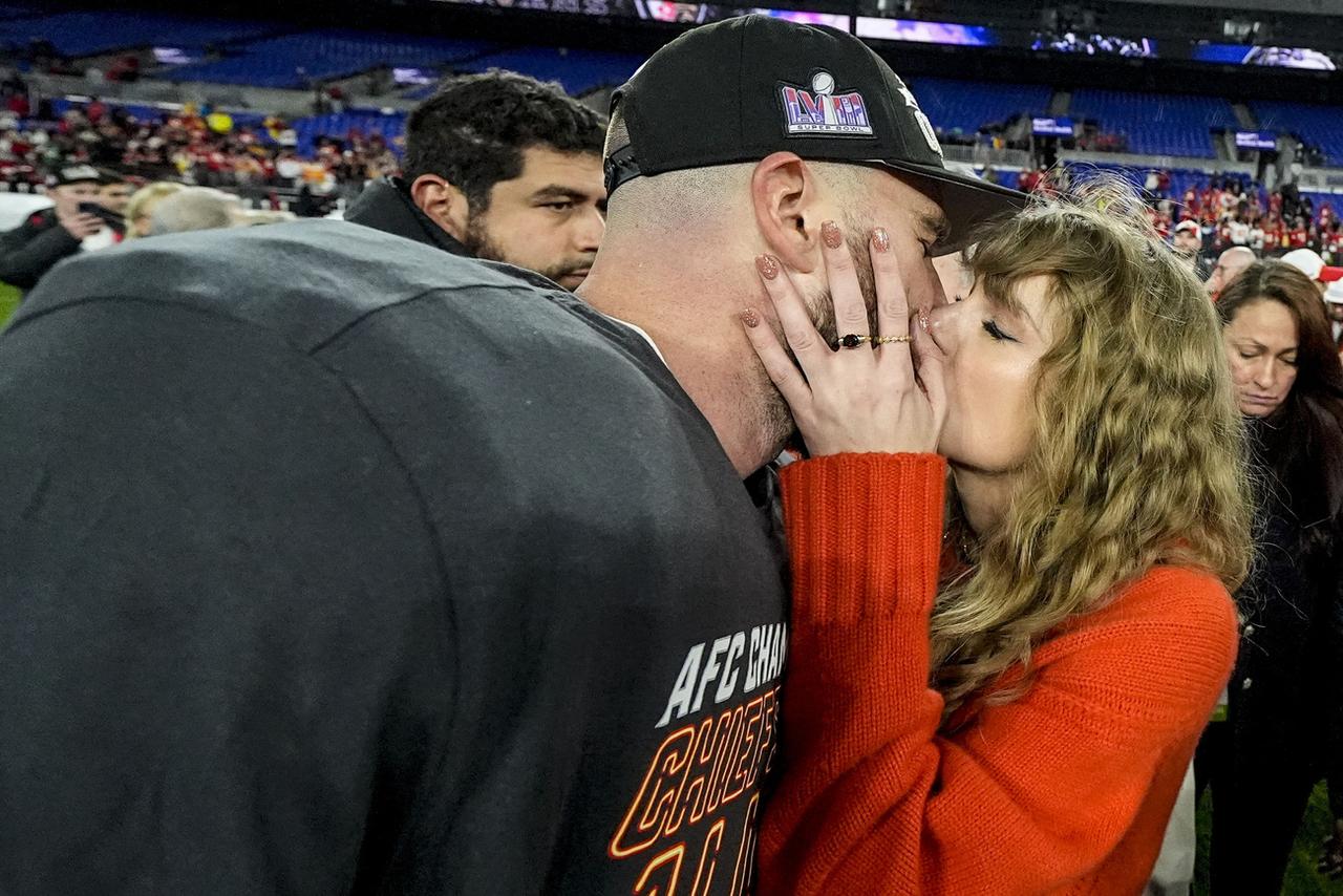 Taylor Swift embrasse son petit ami, Travis Kelce, joueur de football américain. [KEYSTONE - JULIO CORTEZ]