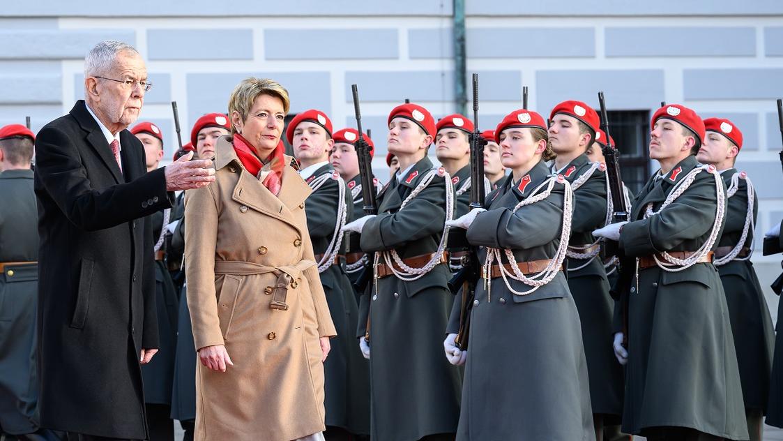 Le président autrichien Alexander Van der Bellen (à gauche) et la conseillère fédérale suisse Karin Keller-Sutter (à droite) passent en revue la garde d'honneur lors d'une cérémonie de bienvenue à Vienne, en Autriche, le 17 janvier 2025. [KEYSTONE - MAX SLOVENCIK]