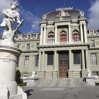 Le Palais de justice de Montbenon, qui abrite le Tribunal d'arrondissement, va être cédé au canton. [Keystone - Laurent Gillieron]