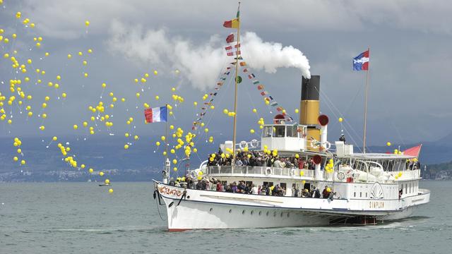 Le "Simplon" lors d'une parade navale à Nyon. [Keystone - Christian Brun]