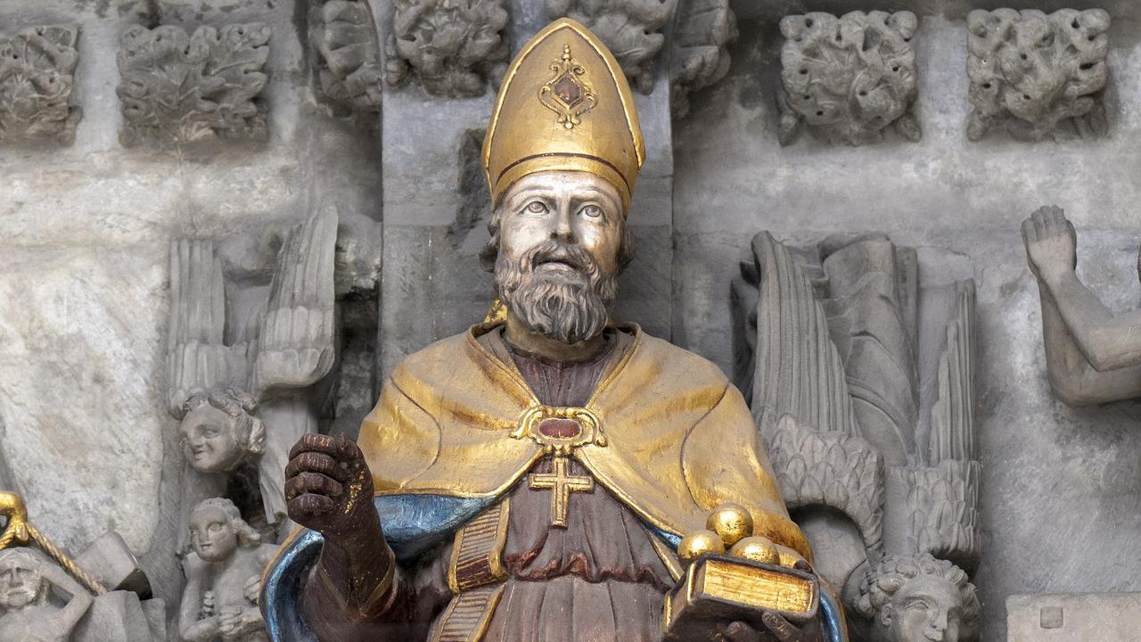 La statue en bois de Saint Nicolas ornant la cathédrale de Fribourg a perdu sa crosse à la tête recourbée. [KEYSTONE - PETER SCHNEIDER]