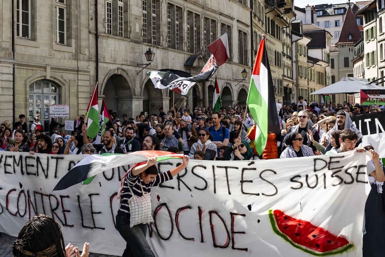 Environ un millier d'étudiants et sympathisants pro-palestiniens ont pris la rue samedi après-midi à Lausanne. [KEYSTONE - JEAN-CHRISTOPHE BOTT]