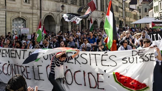 Environ un millier d'étudiants et sympathisants pro-palestiniens ont pris la rue samedi après-midi à Lausanne. [KEYSTONE - JEAN-CHRISTOPHE BOTT]