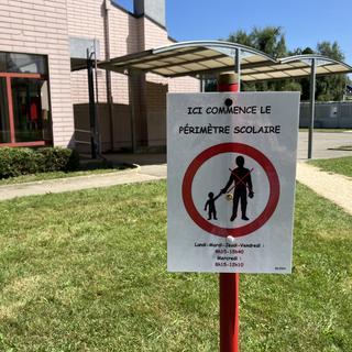 Un panneau d'information avait été installé devant l'école à Morrens (VD), avant d'être finalement enlevé.