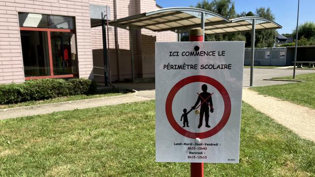 Un panneau d'information avait été installé devant l'école à Morrens (VD), avant d'être finalement enlevé.