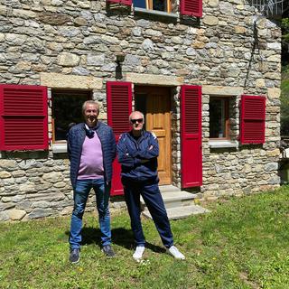 Marco Lepori (à gauche) et Silvano Ardia (à droite) propriétaires de deux "rustico" menacés de démolition [RTS - Nicole Della Pietra]