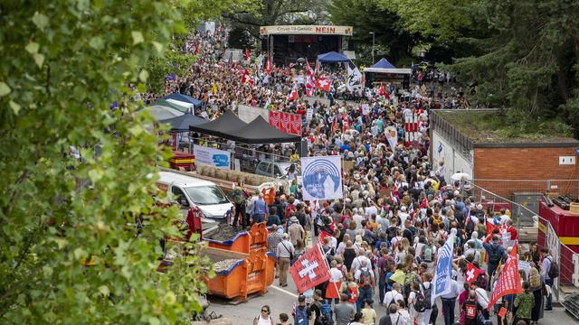 Des milliers de personnes ont manifesté samedi à Lucerne contre les mesures. [Keystone - Urs Flueeler]