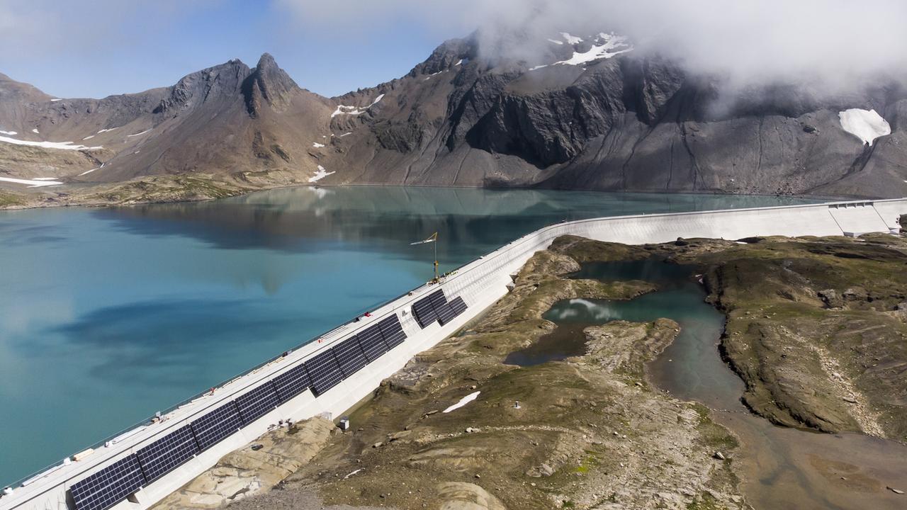 La plus grande centrale solaire alpine est en construction sur le barrage de Muttsee à Glaris. [Keystone - Gian Ehrenzeller]